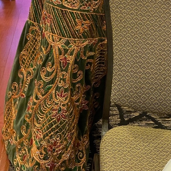 Palestinian tatreez Henna Velvet Dress embroidery w Crystals - Picture 4 of 9